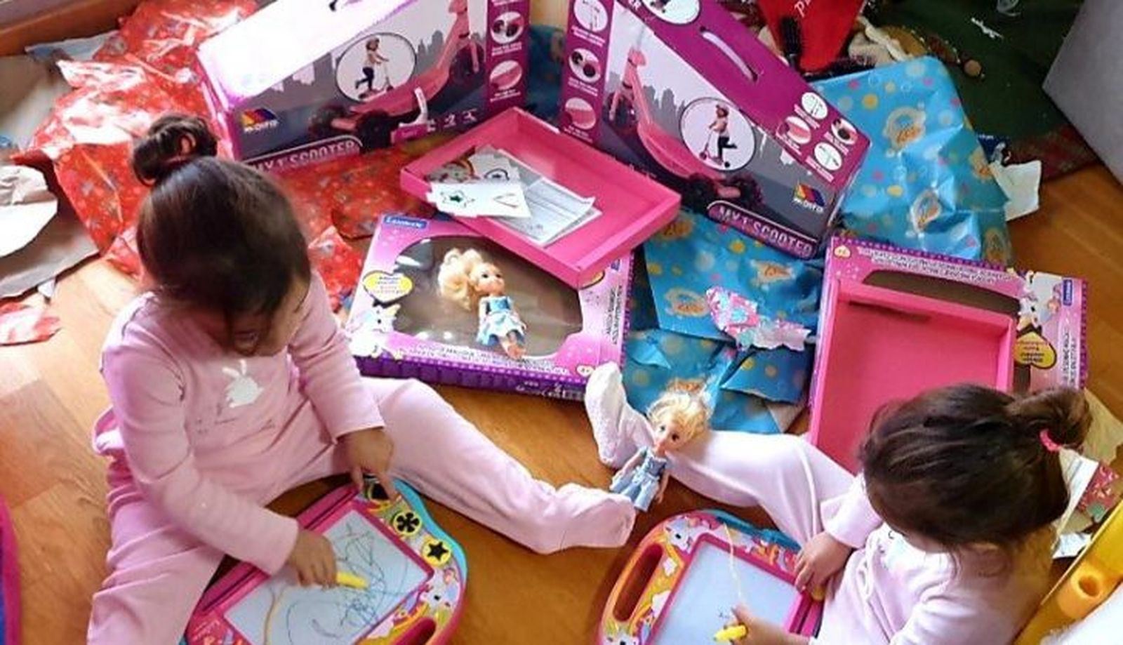 Alba y Nerea abre sus regalos