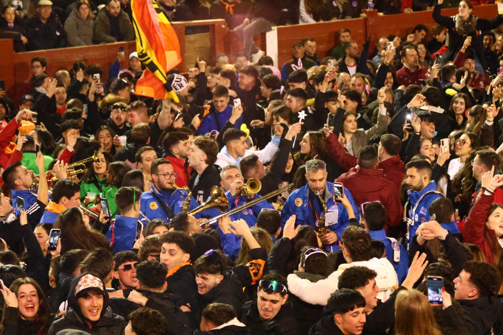 Capea nocturna de lunes en el Carnaval del Toro 2026