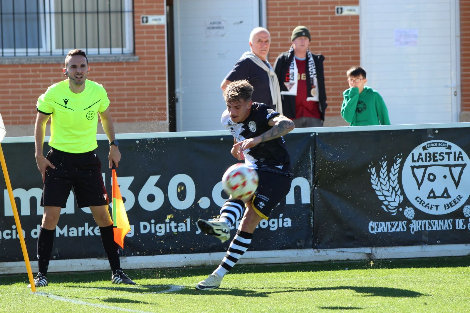 Pau Martínez saca un córner en el Reina Sofía | FOTO MIKEL ANTÚNEZ