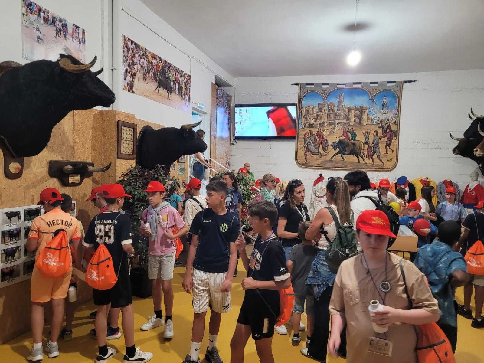 Alumnos de un colegio de Liverpool visitan la ‘seña de identidad’ de Benavente