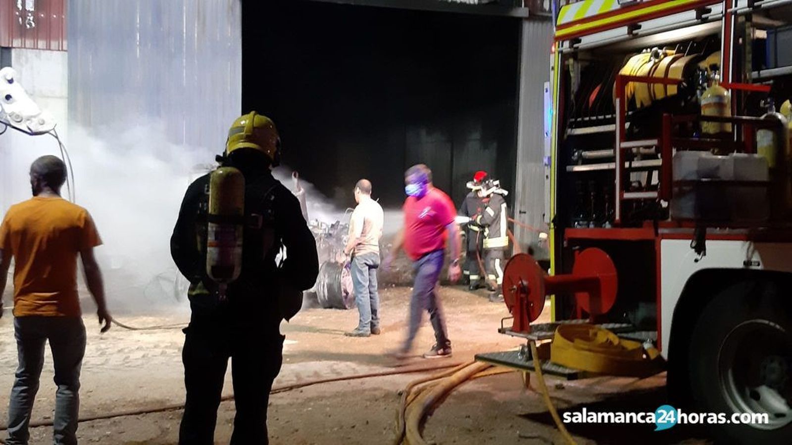 Un incendio en una nave agrícola de Valdelosa moviliza a los Bomberos de la Diputación, que retiran más de 300 pacas para evitar un gran fuego