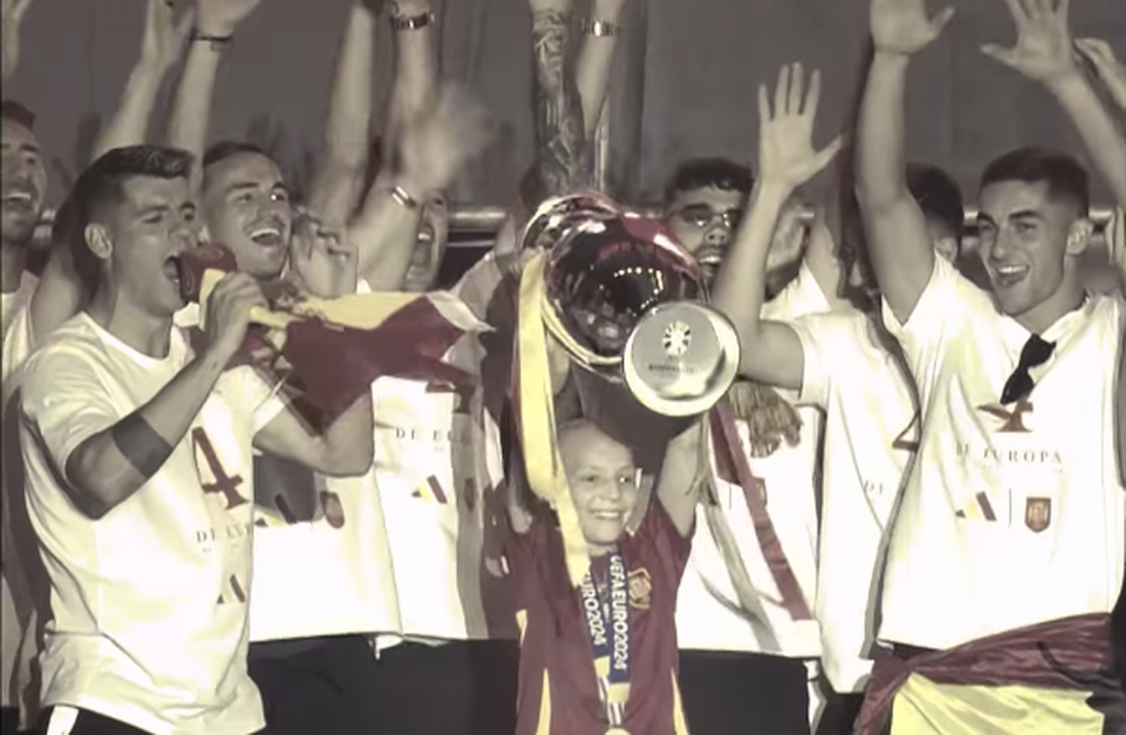 ‘M4ría, la Princesa Futbolera Guerrera’ levantando la Eurocopa junto a la Selección Española de Fútbol