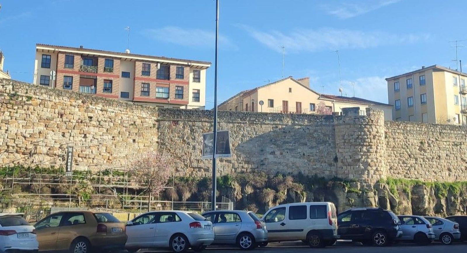 Instalación de los andamios en la avenida de la feria