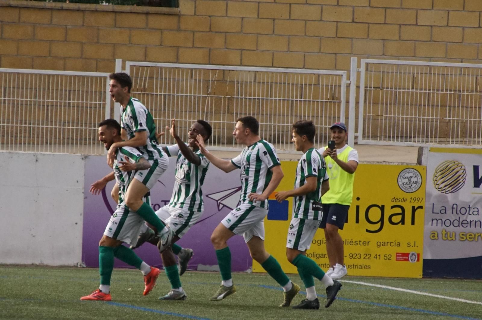 Los jugadores del Guijuelo celebran su gol ante Unionistas en Copa RFEF