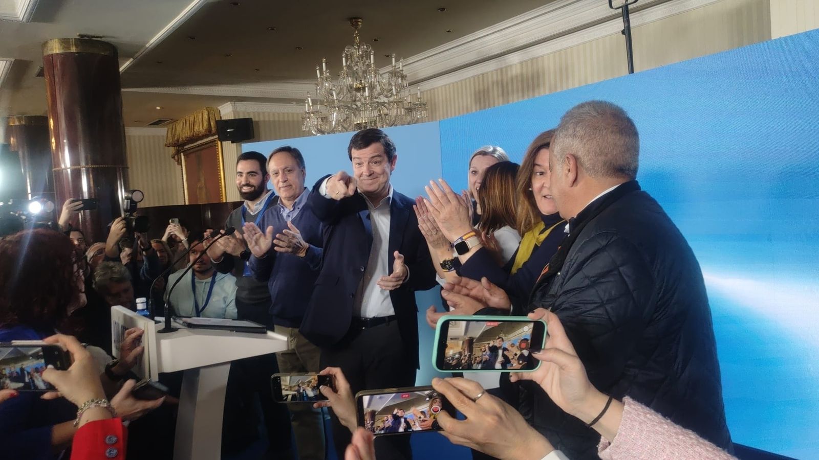 Alfonso Fernández Mañueco atiende a los medios de comunicación