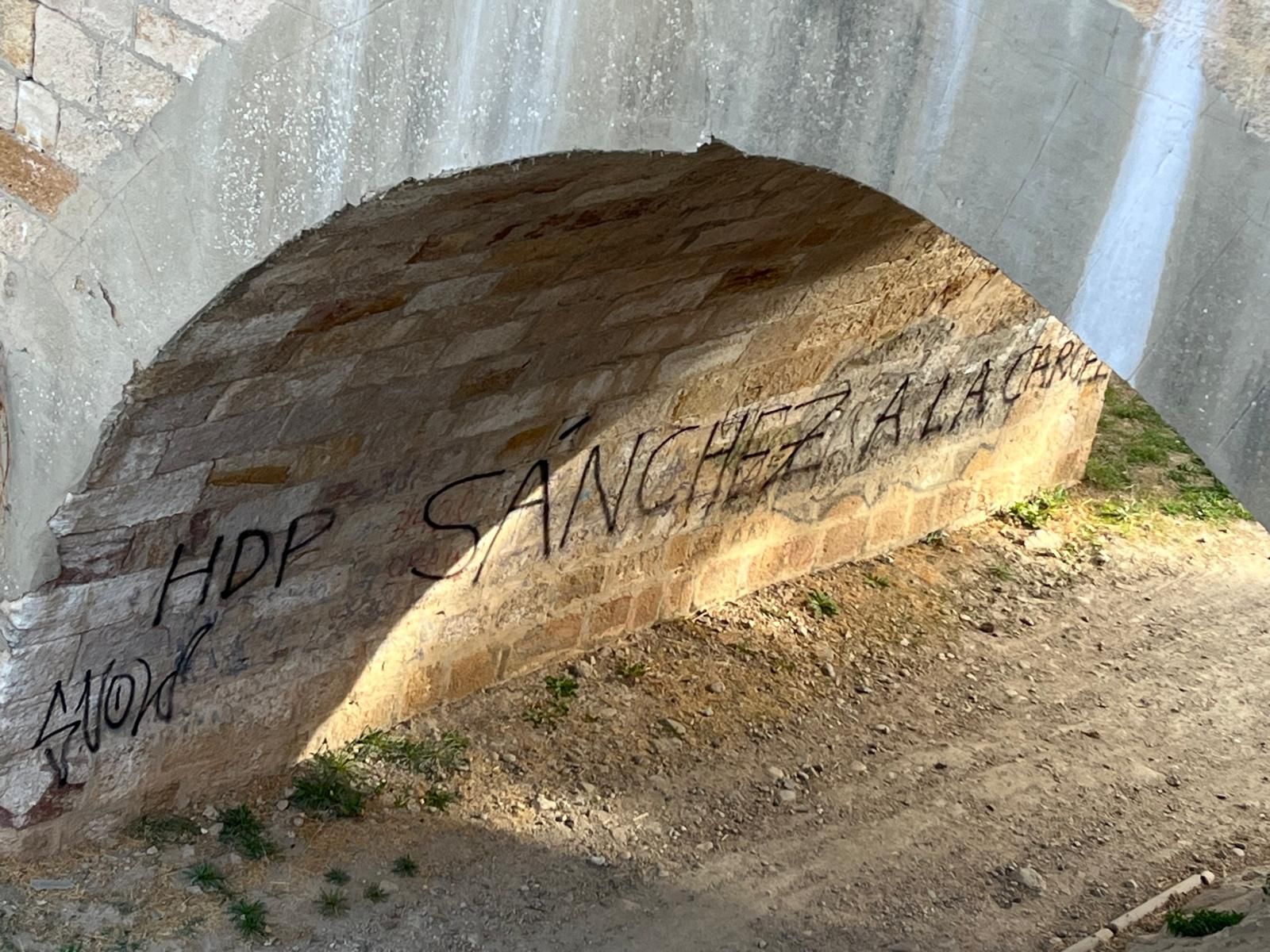 Imagen de la pintada en el Puente de Piedra