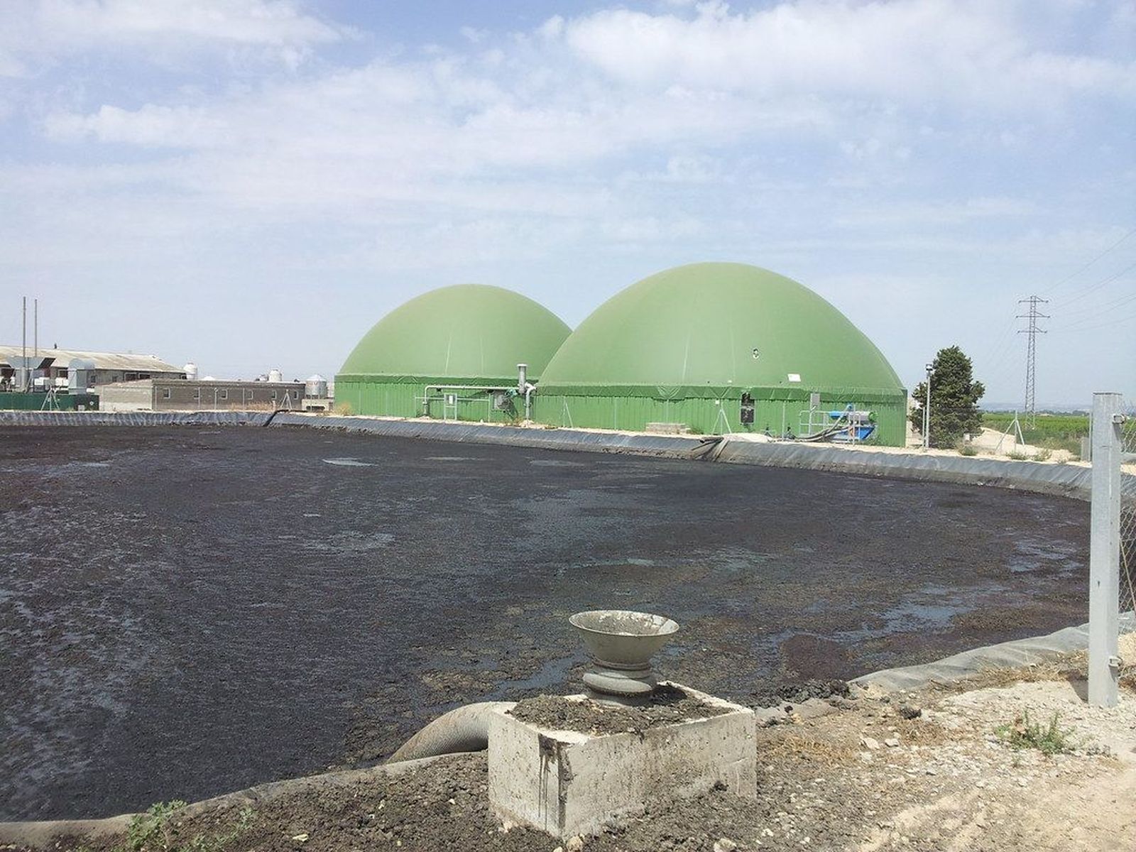 PLANTA CON SU EMBALSE DE DIGESTATO