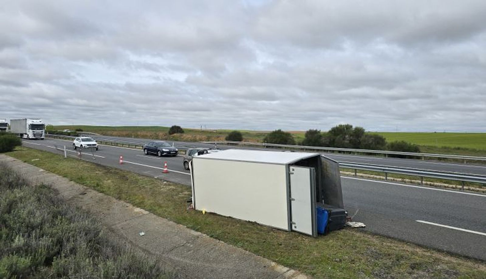 Camión volcado en la A-62