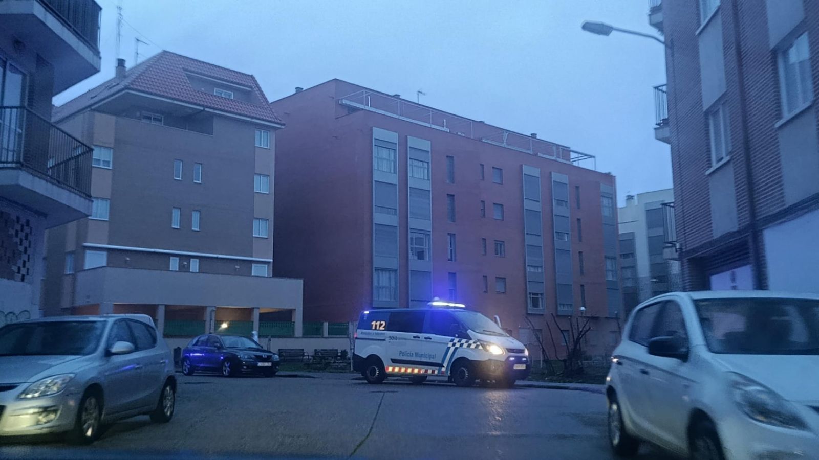 La Policía Municipal este lunes en la calle Valderrey donde se han producido los hechos