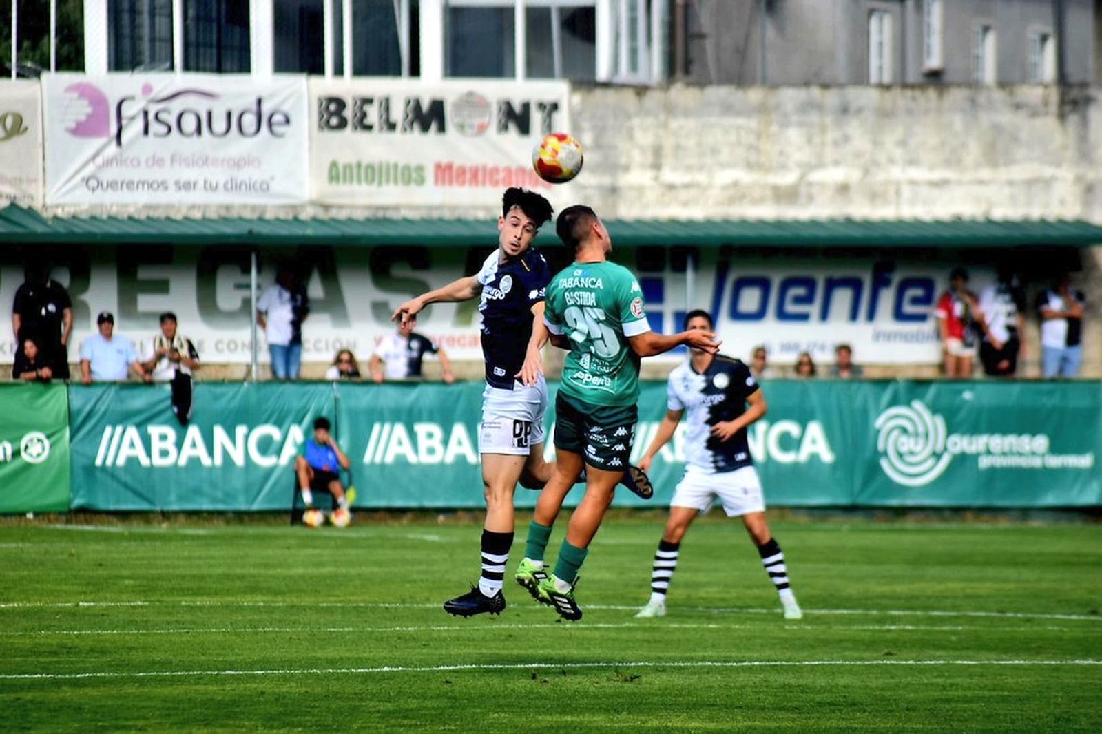 Juanje pugna por un balón aéreo ante el Arenteiro
