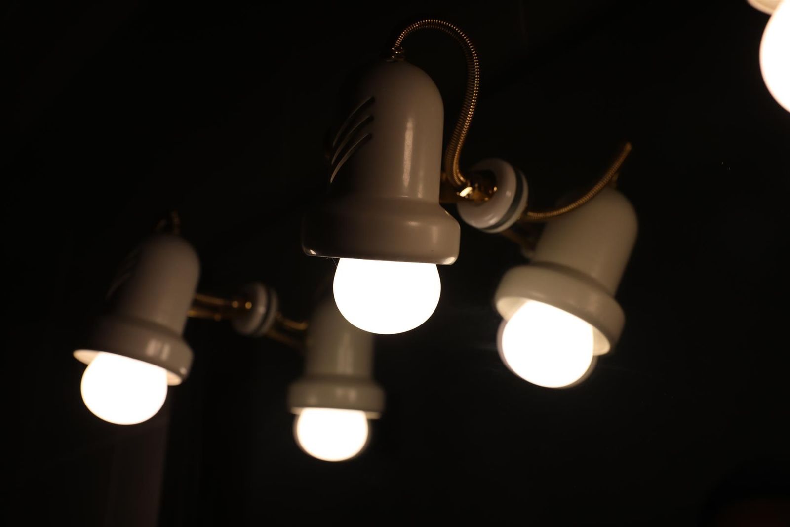 El precio de la luz baja este sábado. EP