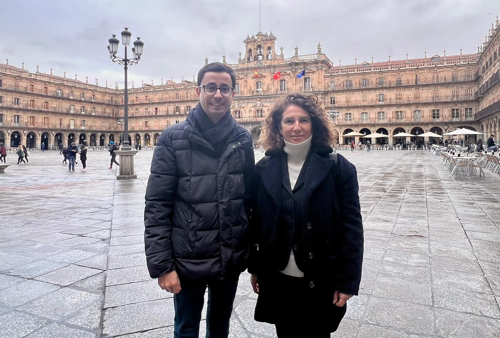 El portavoz del Grupo Municipal Socialista en el Ayuntamiento de Salamanca, José Luis Mateos, y la concejala Elvira Sánchez