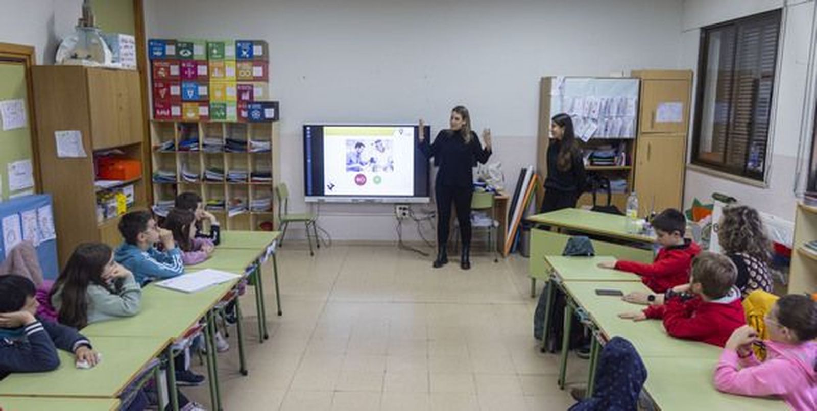 Profesor y alumnos durante una clase en educación primaria. Foto David Arranz