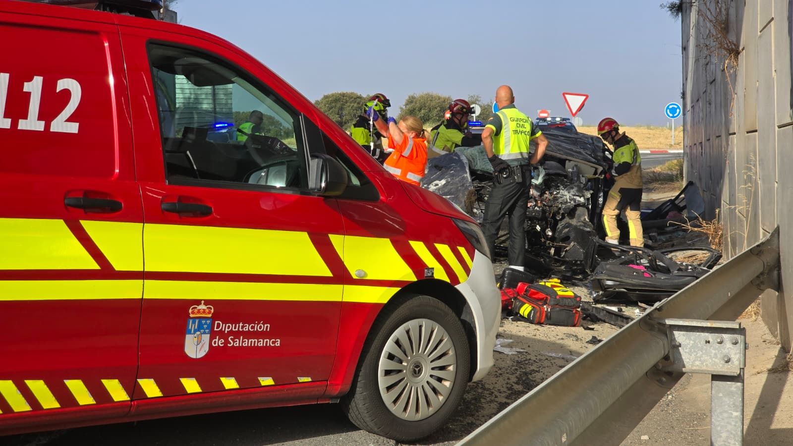Un vehículo se precipita a unos siete metros de altura desde la A-66 a la N-630