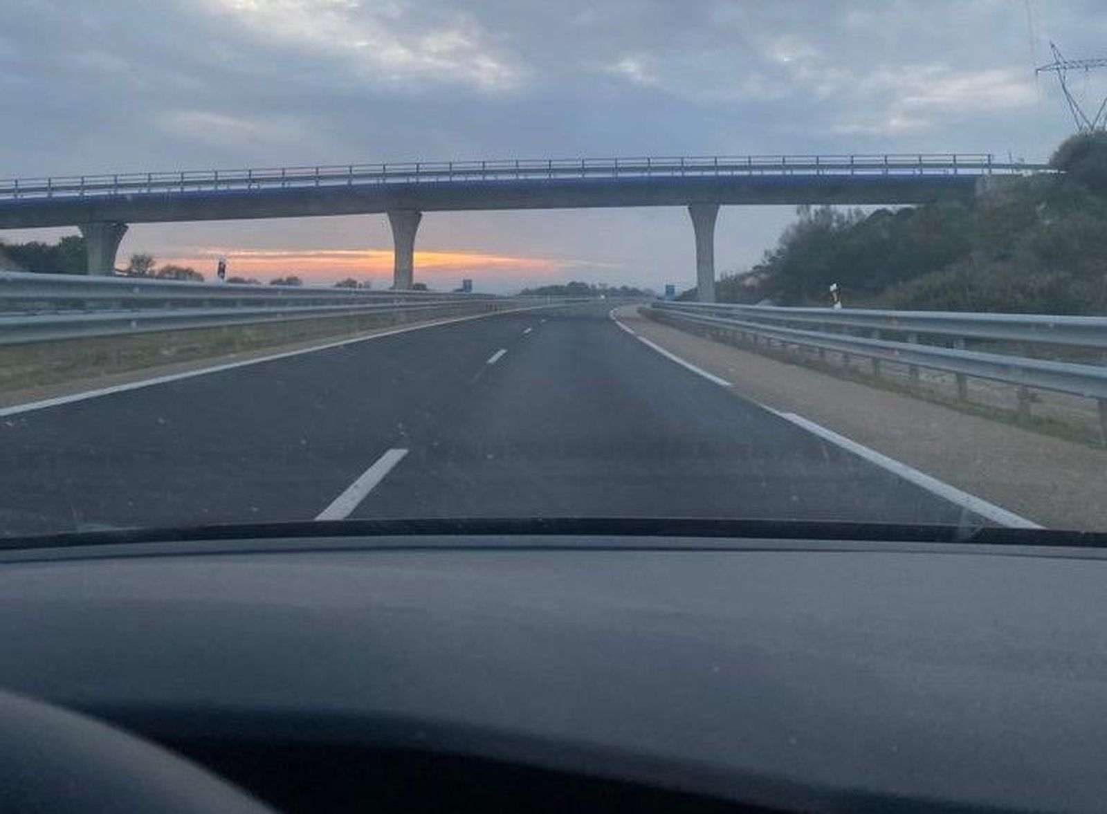 Atardecer desde el interior de un coche Atardecer desde el interior de un coche