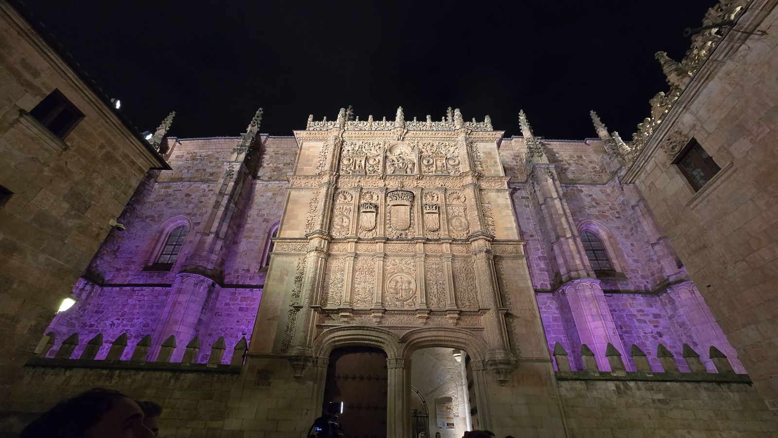 Lectura de manifiesto e iluminación de fachada del patio de escuelas mayores por el 25N