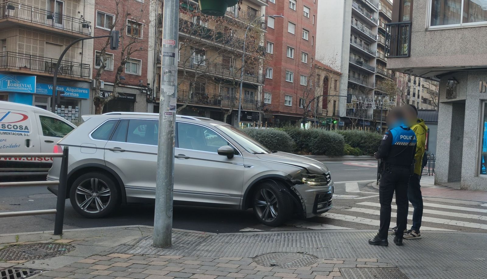 Un accidente entre dos turismos se saldrá con una persona herida junto a la rotonda de la UDS