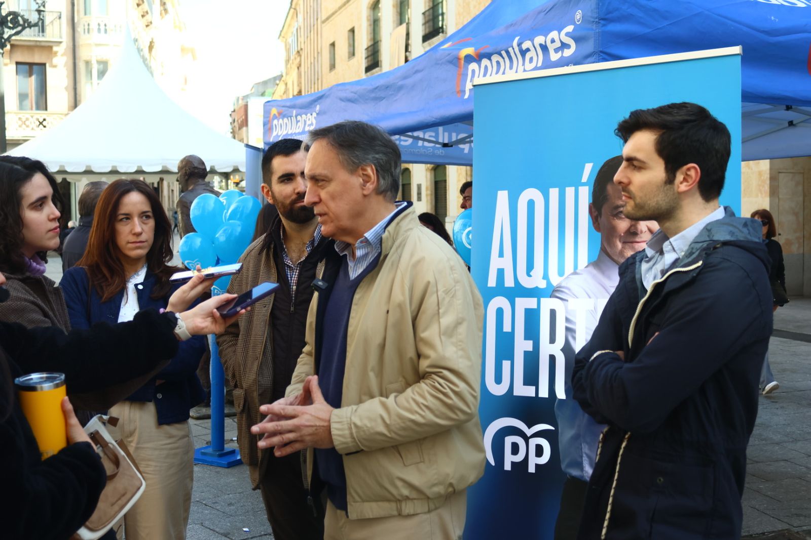 Carlos García Carbayo junto a miembros de la candidatura a las cortes de Castilla y León