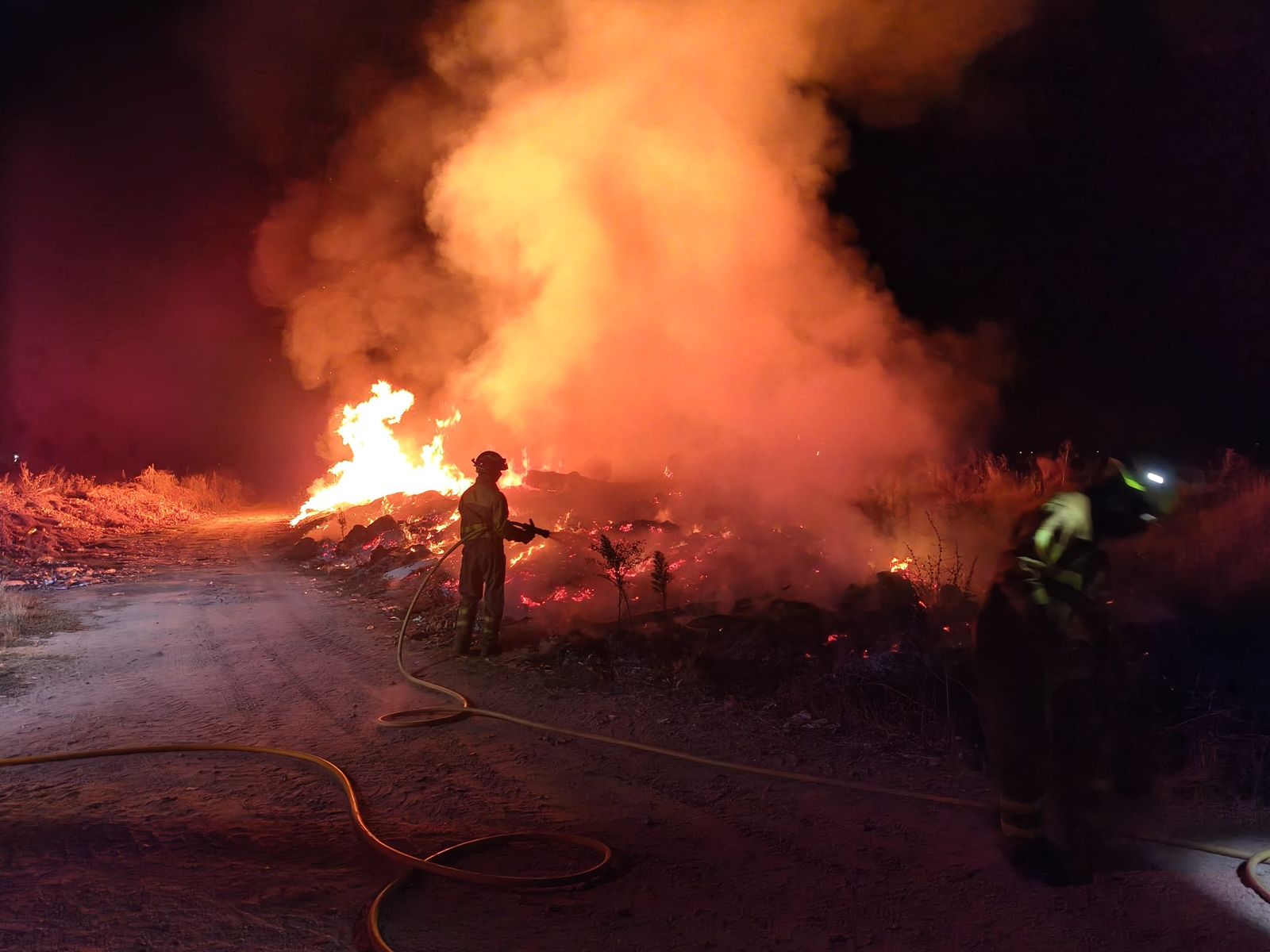 Dos dotaciones de bomberos sofocan un incendio de poda en Villoria