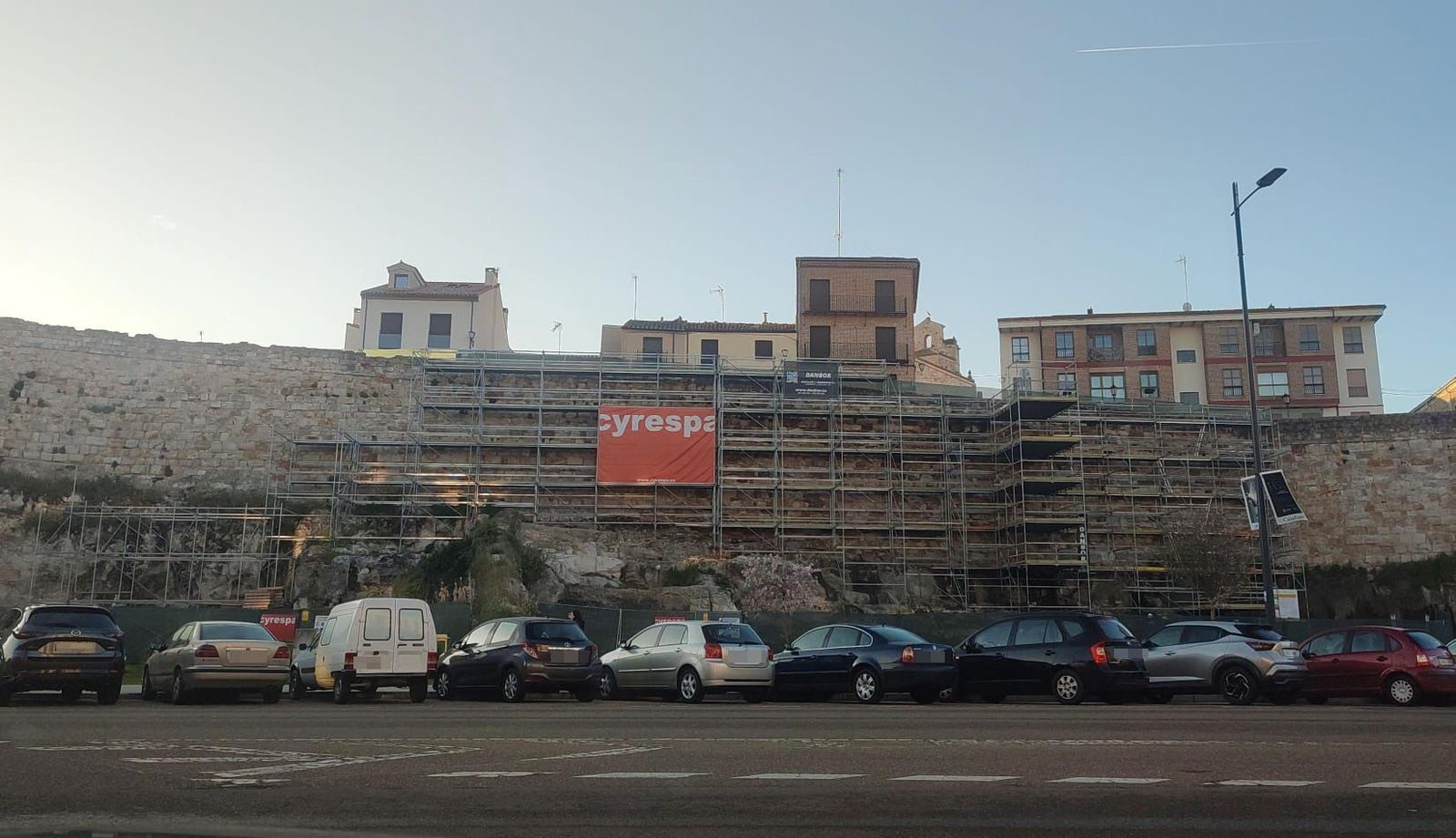 Andamios en la muralla. Arrancan las actuaciones de rehabilitación