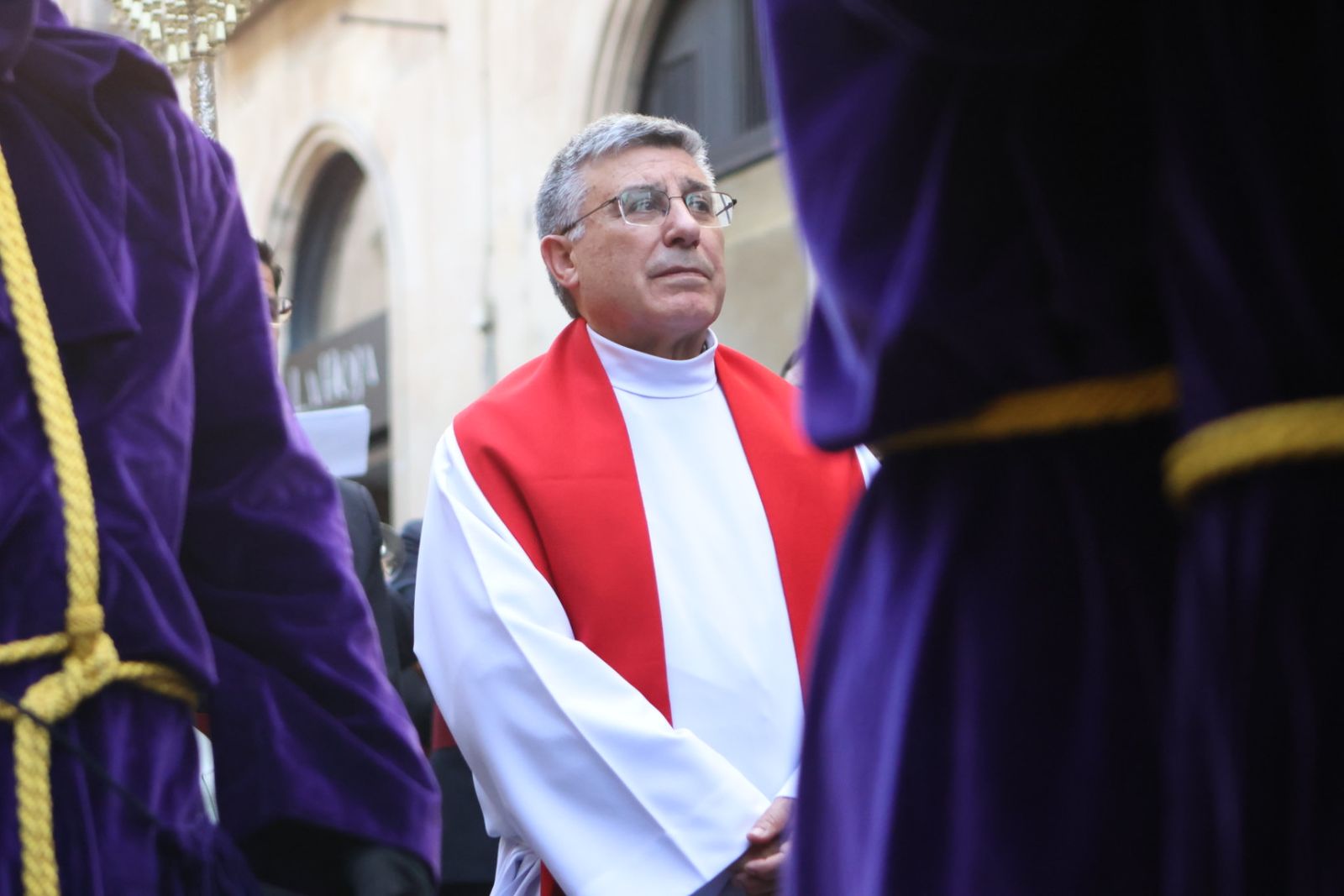 Jesús Rescatado procesiona en Salamanca con su nueva túnica y la atenta mirada de cientos de fieles