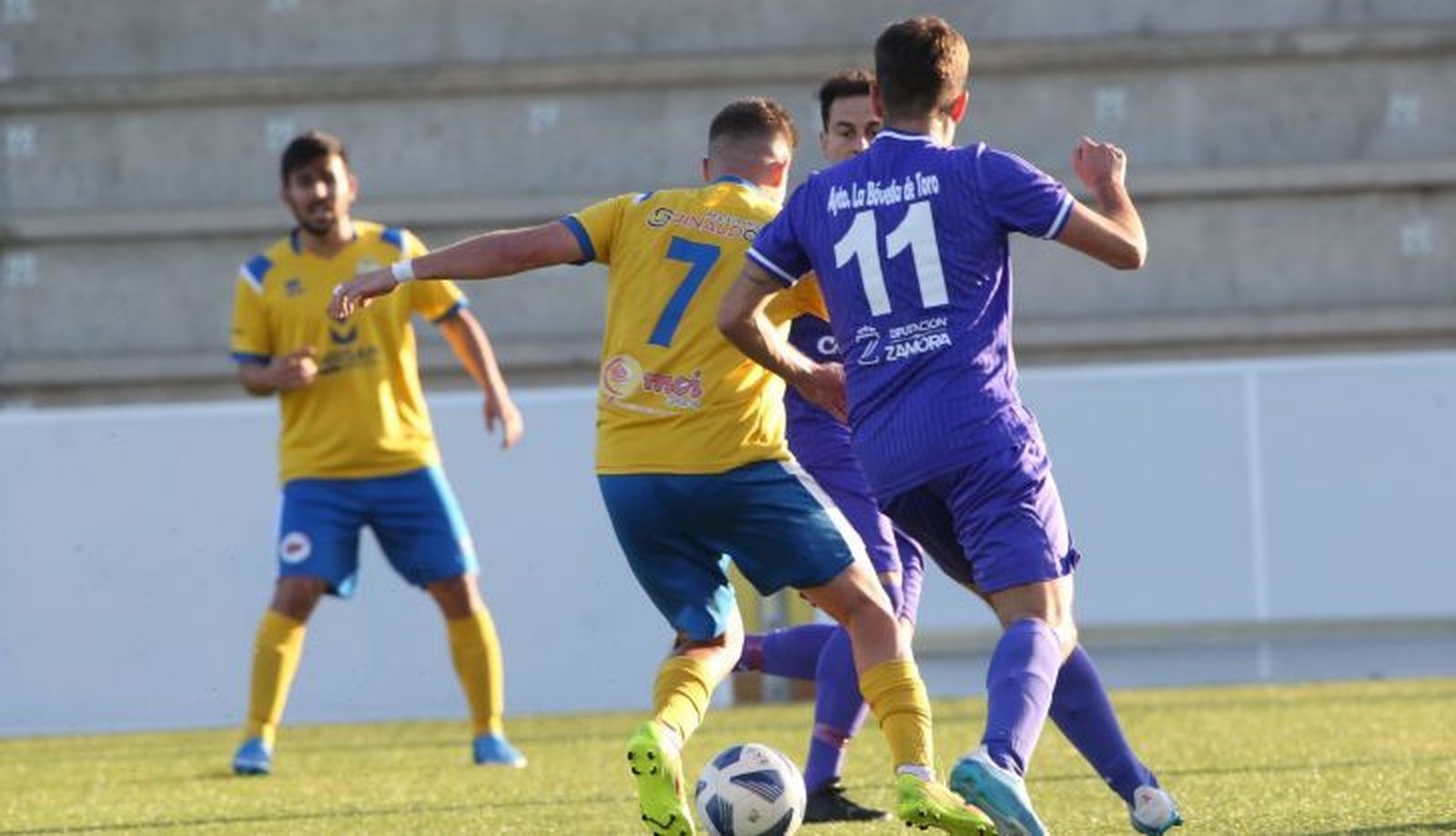 Un jugador de la Bovedana trata de robar el balón a un rival. Foto: Salamanca24horas