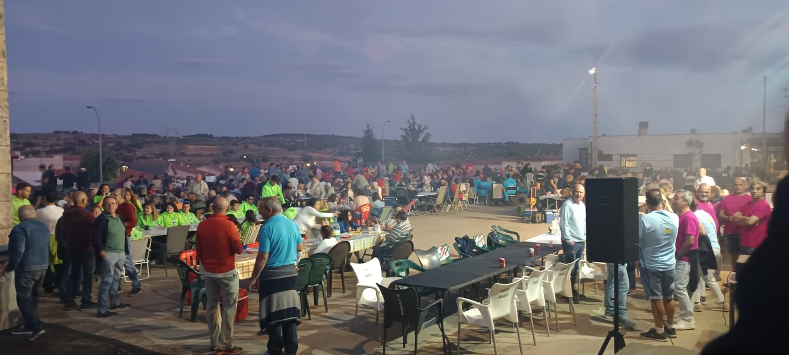 Los vecinos de Pereña de la Ribera se van de cena popular