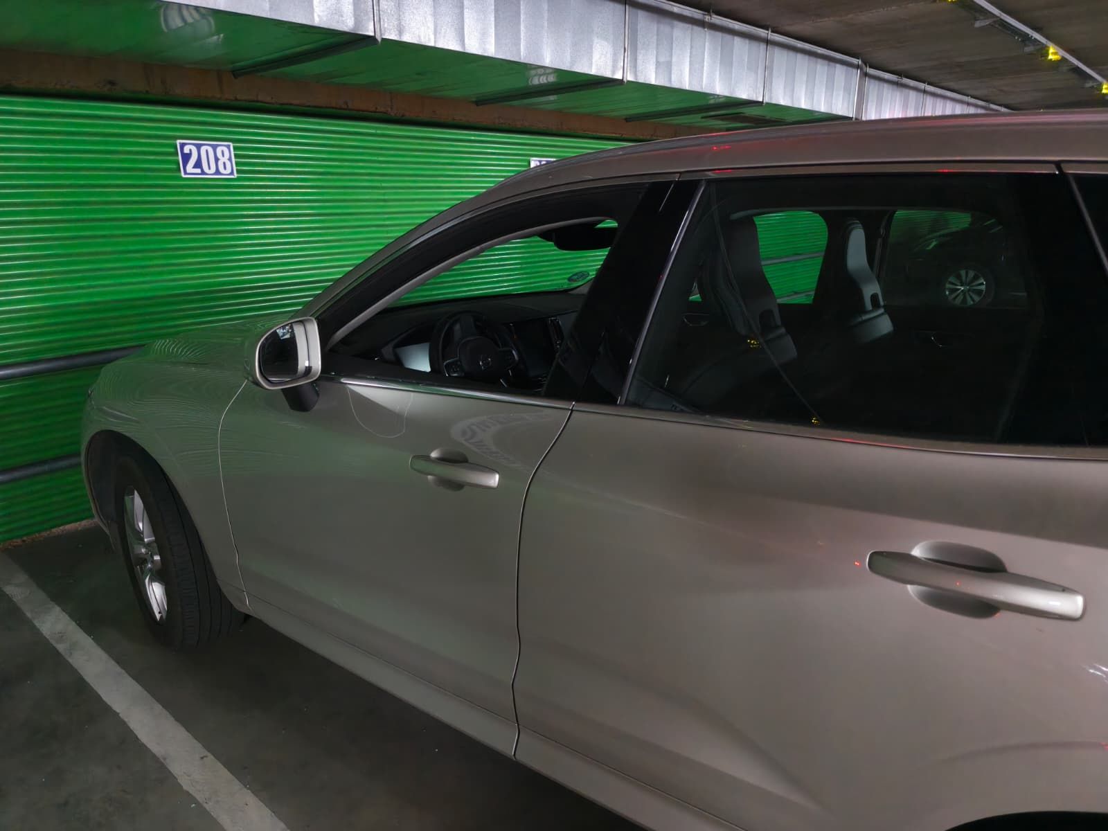 Saquean doce coches de madrugada en el parking de la avenida de Portugal