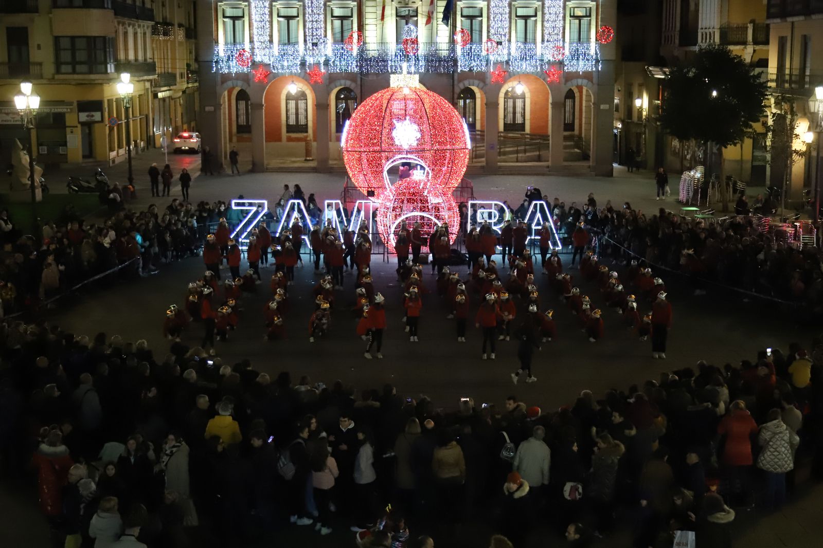un-espectacular-flashmob-en-la-plaza-mayor-para-felicitar-la-navidad-a-los-zamoranos-5