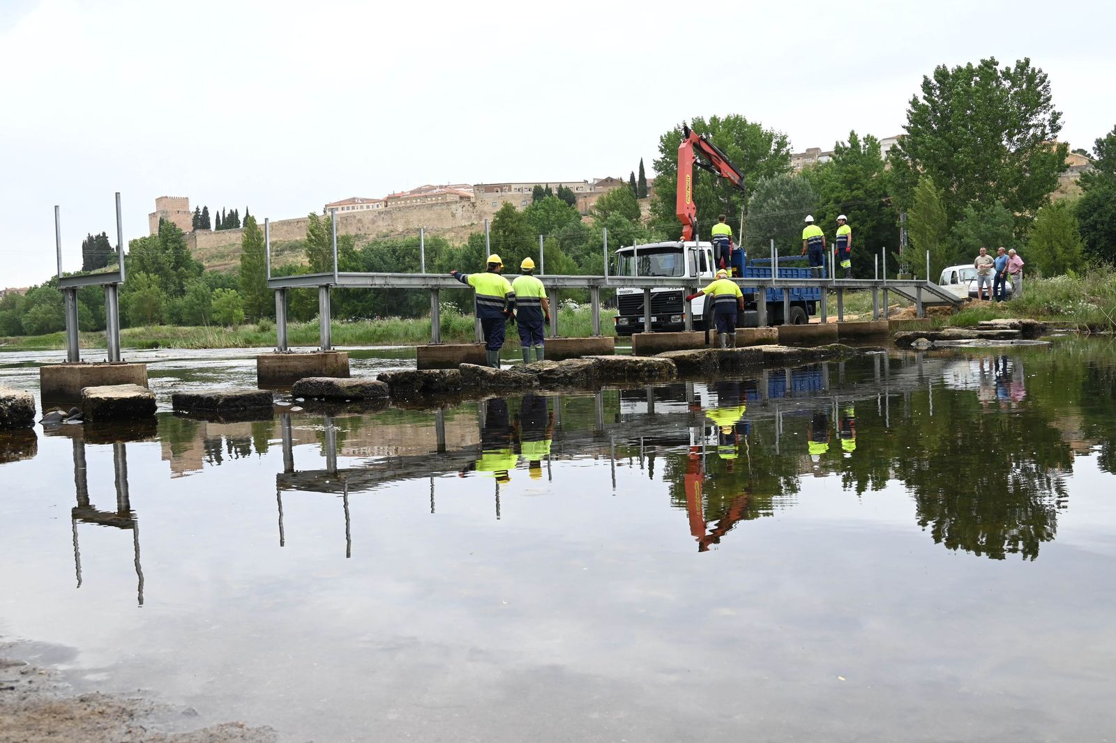 Colocación de la pasarela desmontable sobre el río Agueda