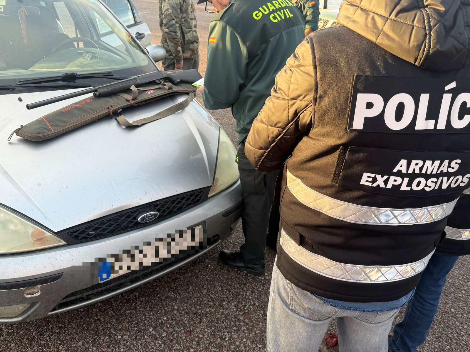 Así trabaja el operativo coordinado de Guardia Civil y PSP que fiscaliza el paso de armas de fuego