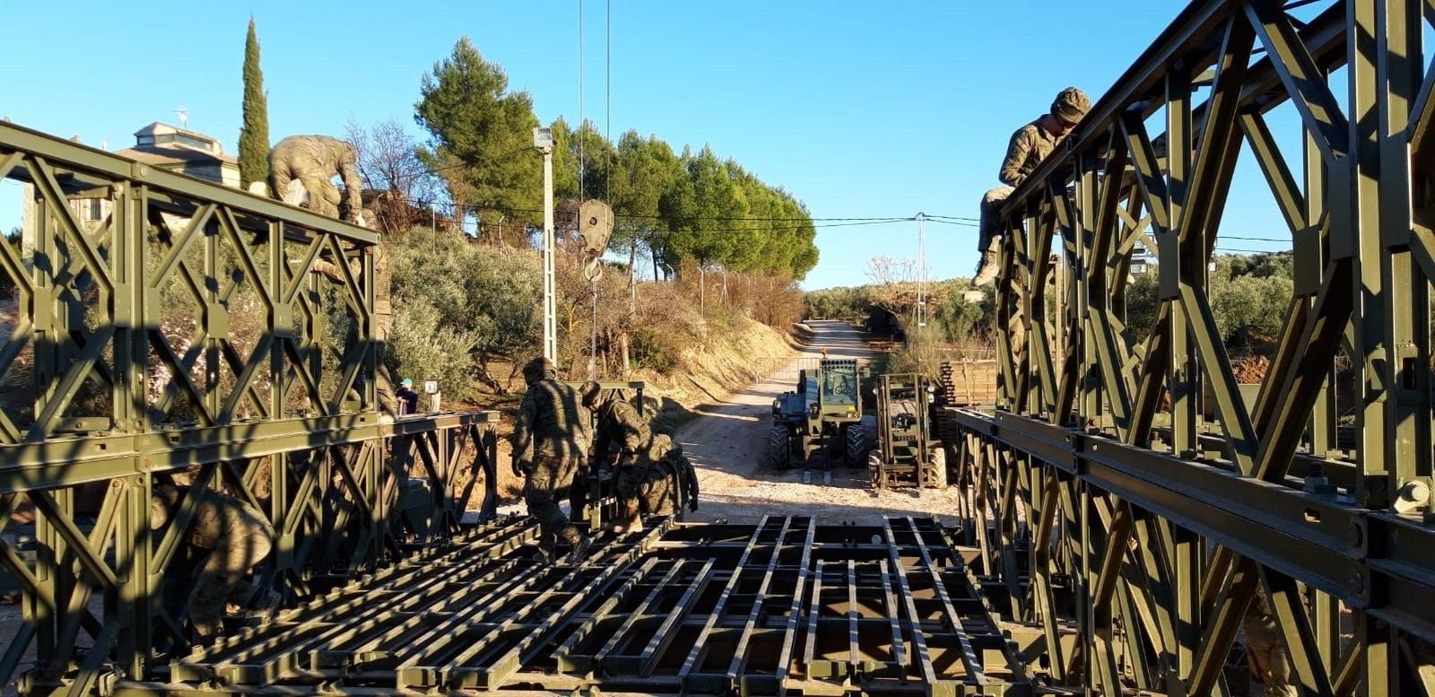 El Ejército de Tierra instala en tres días un puente en Casariche