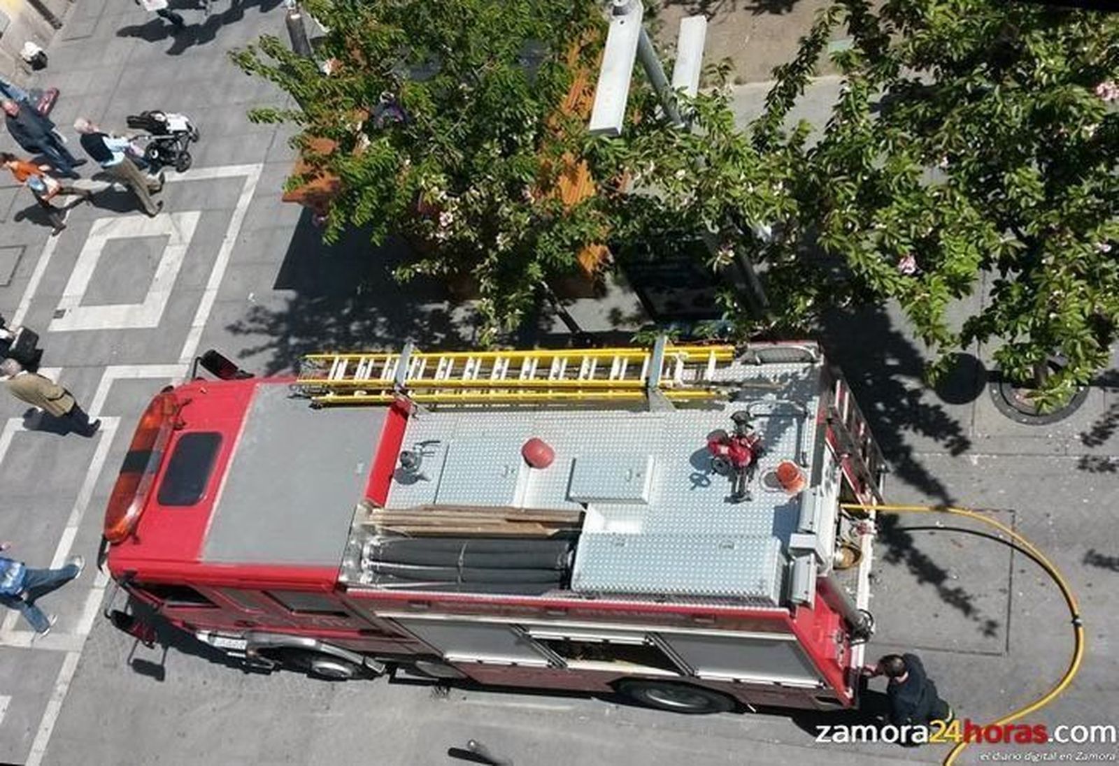 Un incendio en una papelera de Santa Clara alerta a viandantes y obliga a actuar a los bomberos