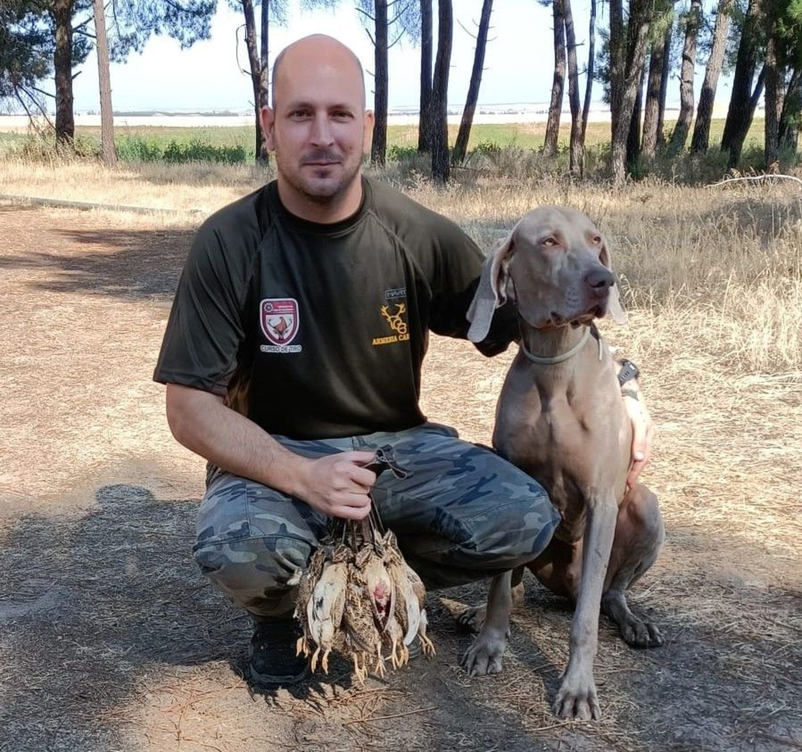 Roberto, cazador salmantino, exhibe las codornices atrapadas en el coto de Arabayona