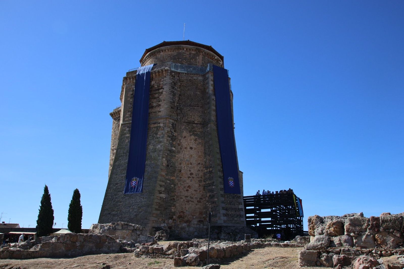 El castillo de Alba luce las enseñas de la casa de Alba en lugar de la bandera de España