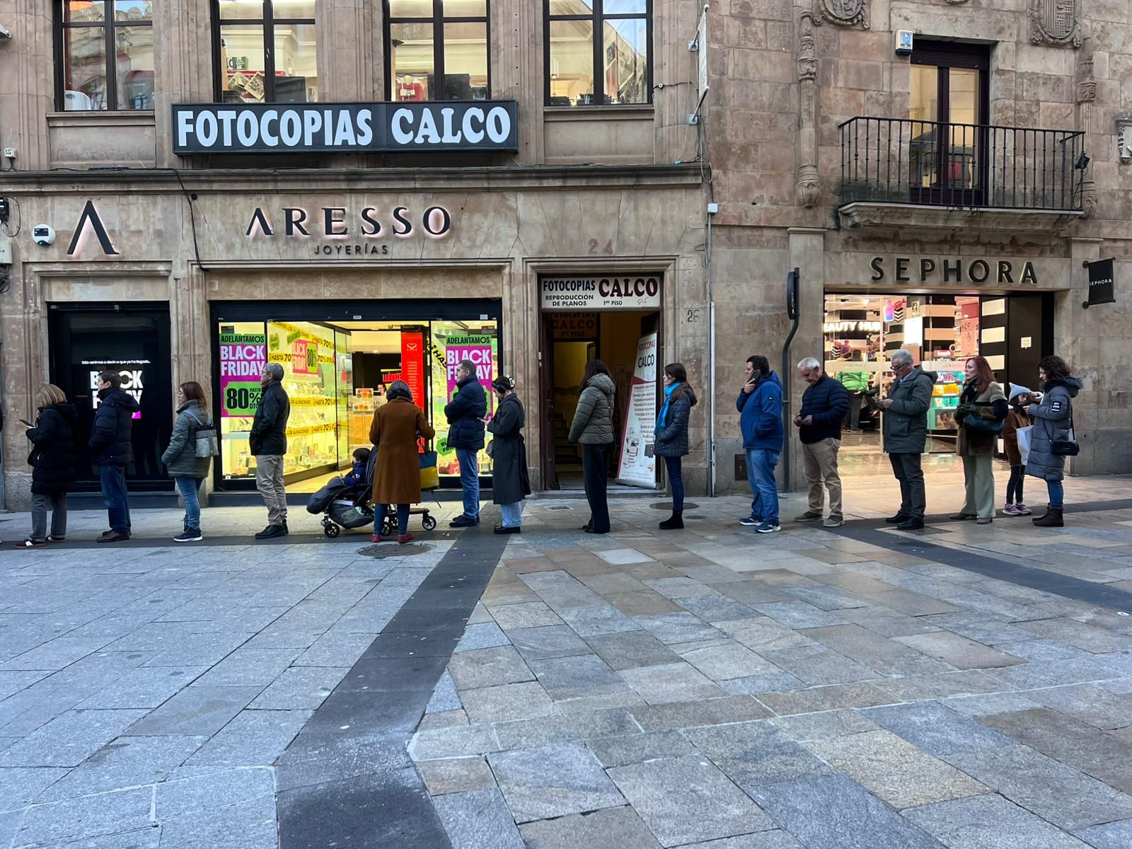 Largas colas en Salamanca por la ilusión ilusión navideña del número de la Lotería de la USAL