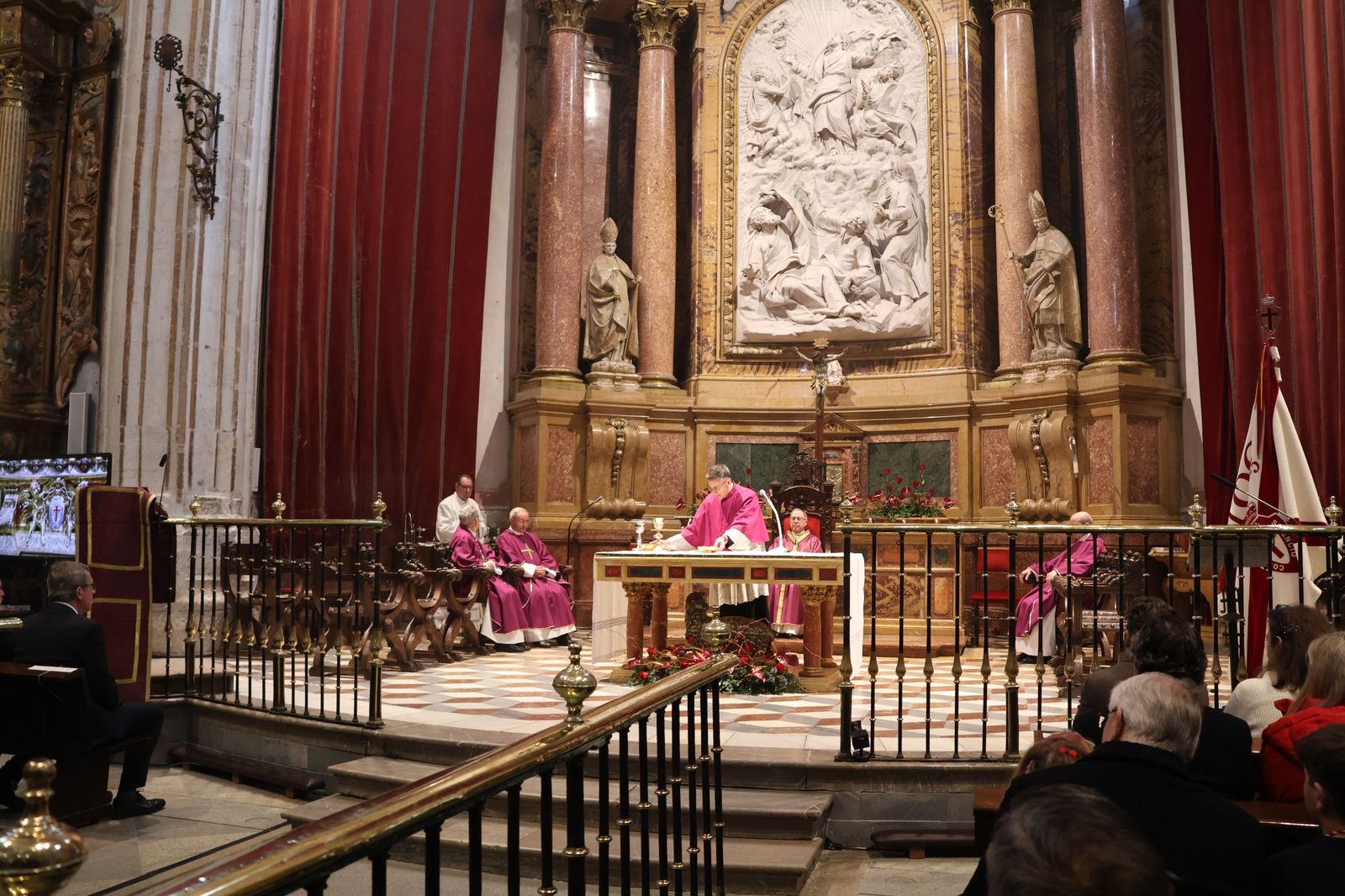 entrada-de-nuevos-hermanos-de-la-cofradia-del-silencio-32