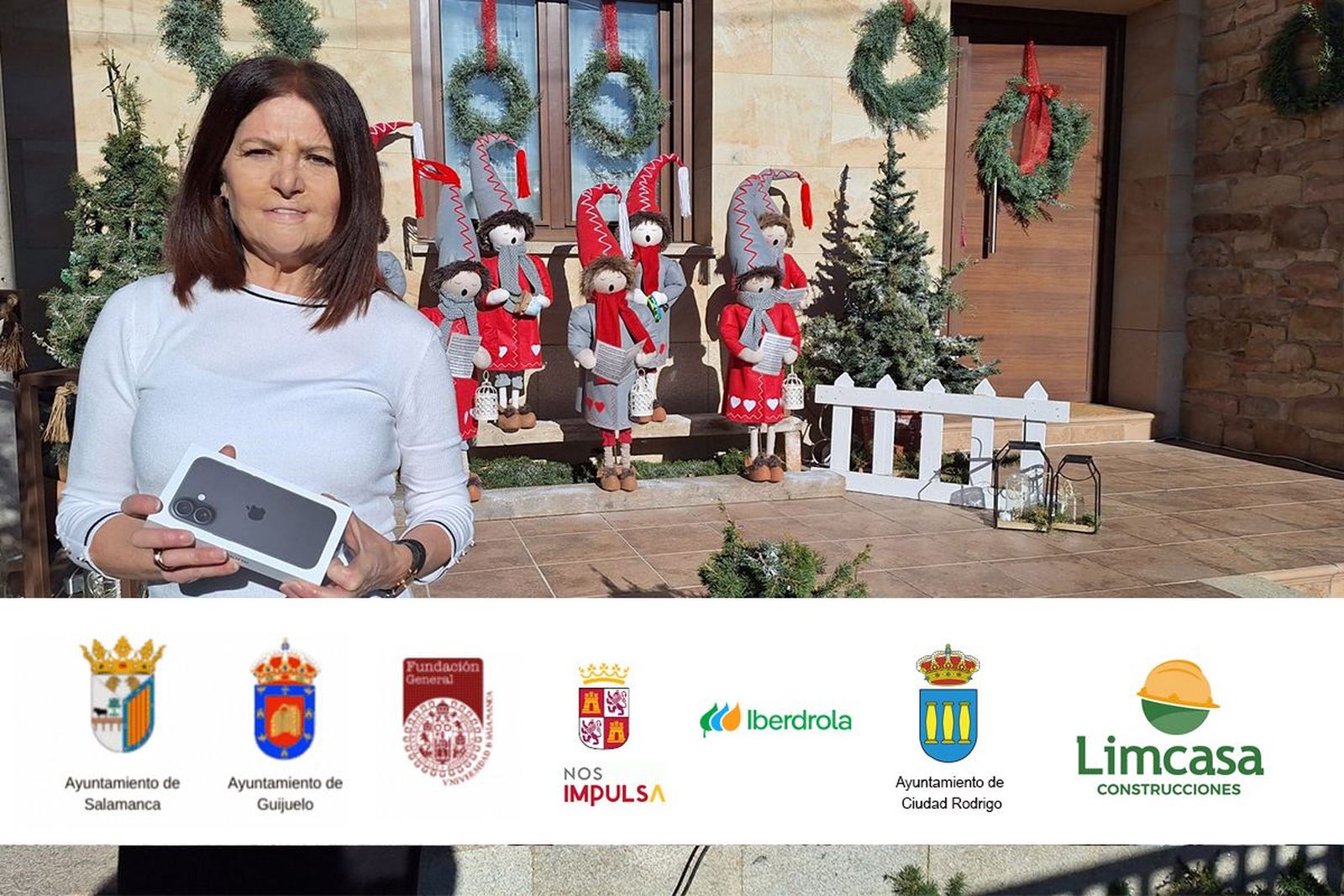 Carmen, ganadora de la categoría 'Iluminación y decoración navideña', posa con su creación que le ha llevado a ganar un iPhone 16