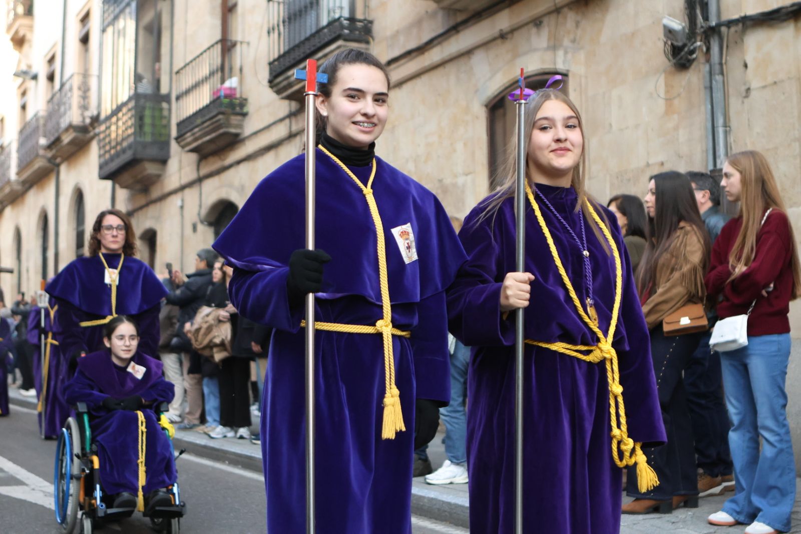 Jesús Rescatado procesiona en Salamanca con su nueva túnica y la atenta mirada de cientos de fieles