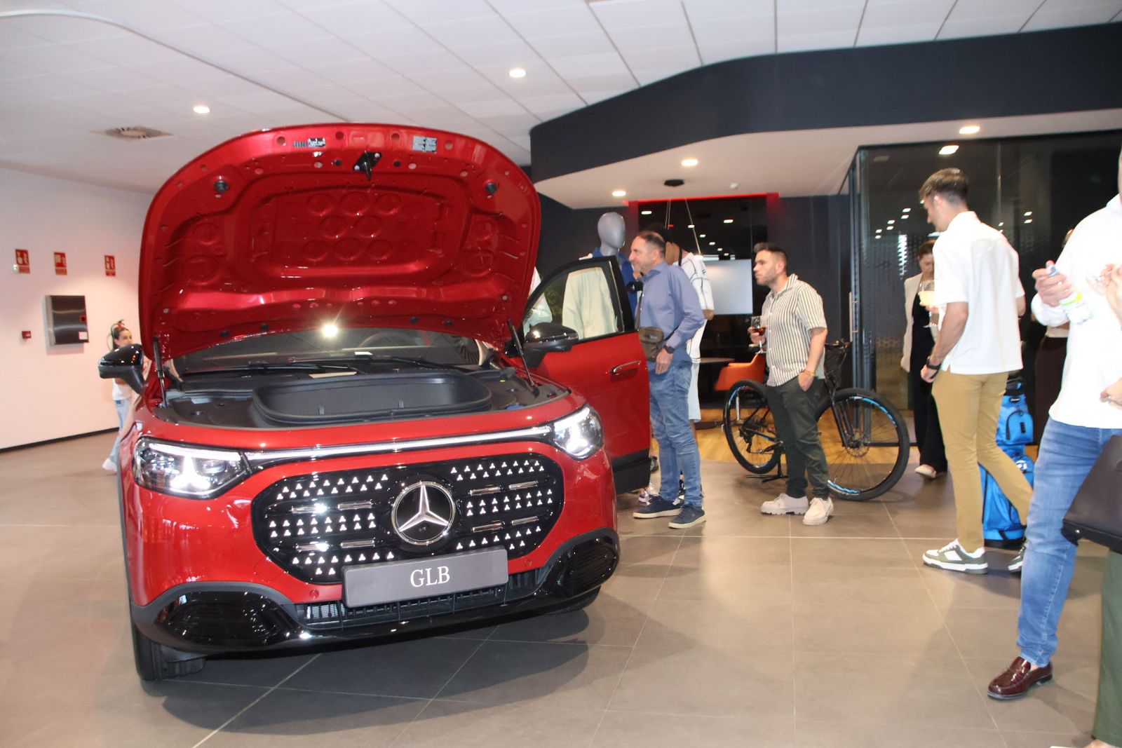 Presentación dos coches en la mercedes