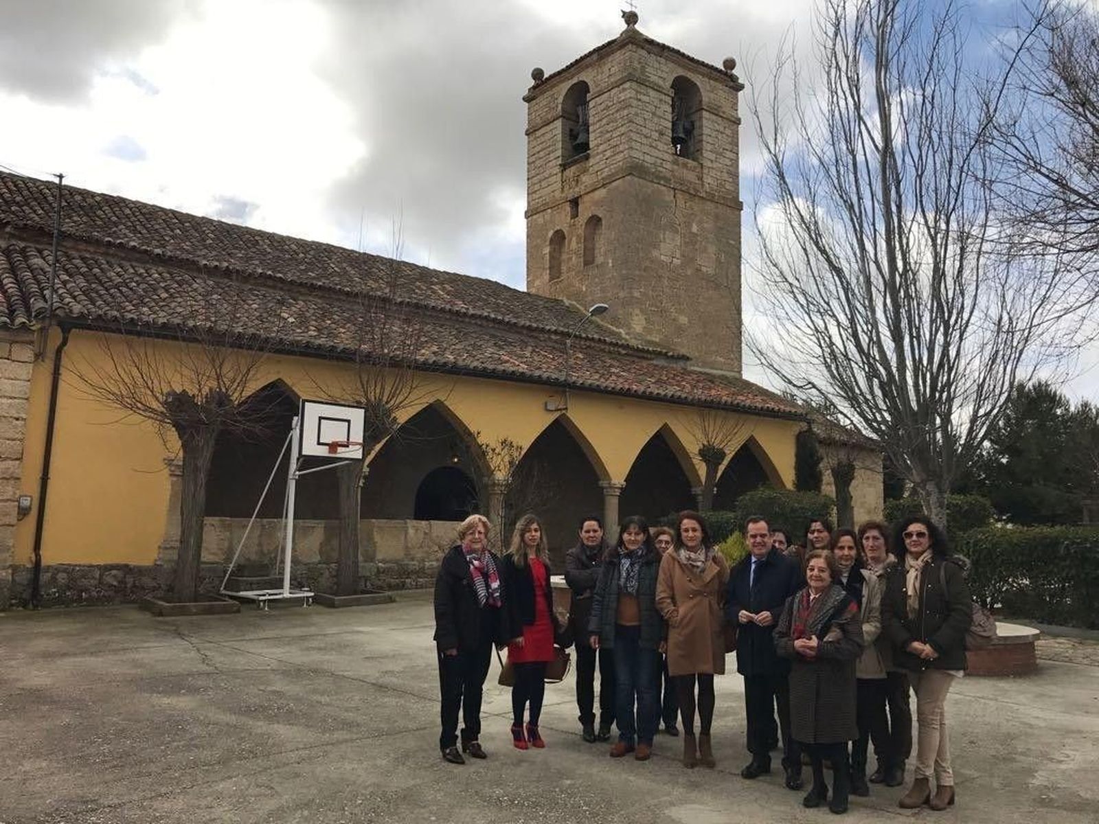 Pablo Trillo mantiene un encuentro con mujeres de diversos colectivos en Villasexmir
