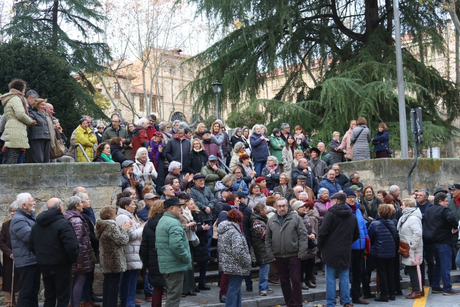 Manifestación por el ex fiscal general frente a la sede de los juzgados