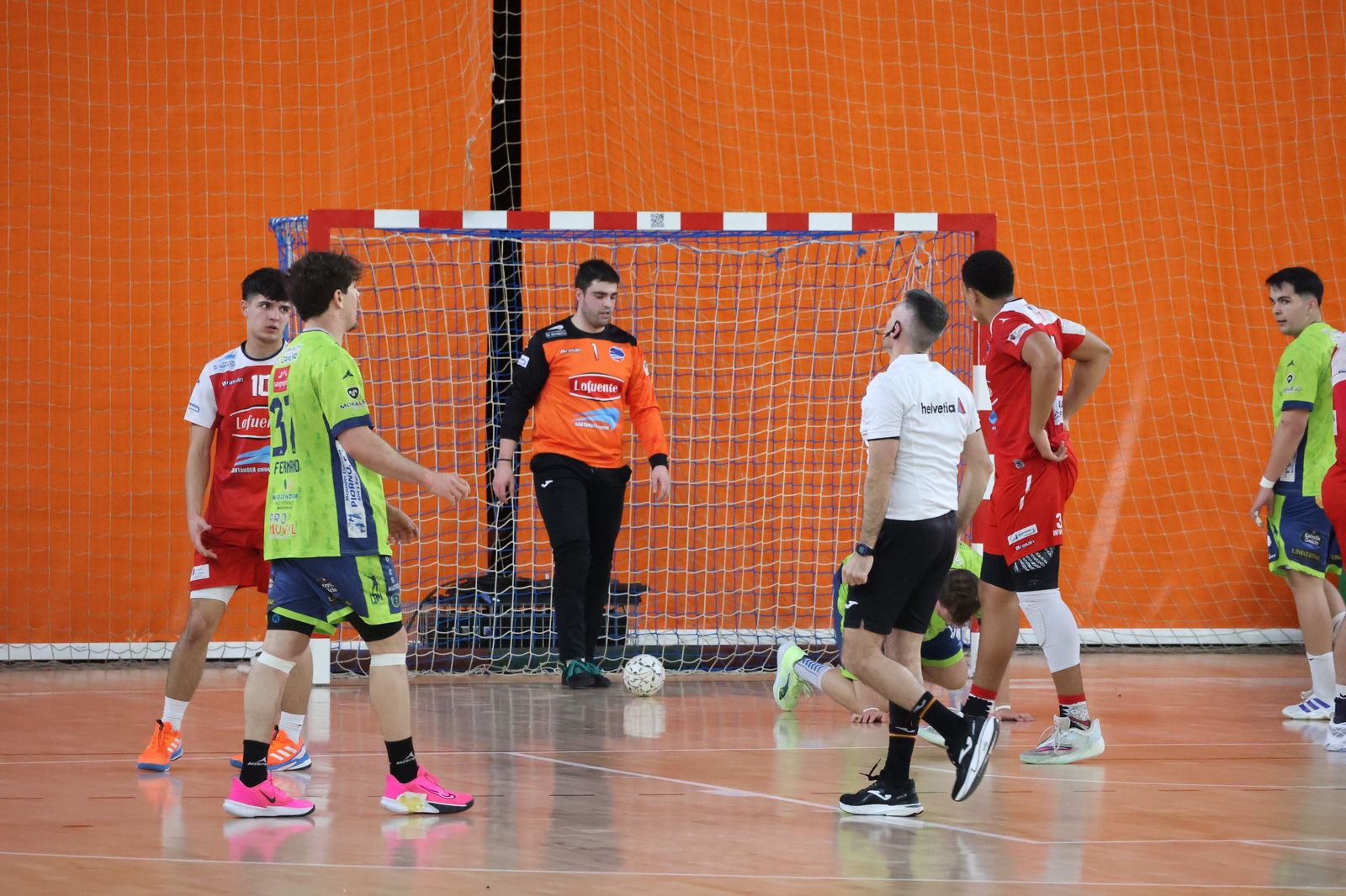 GALERÍA | Revive el apasionante duelo entre el Balonmano Zamora y el Ciudad de Santander
