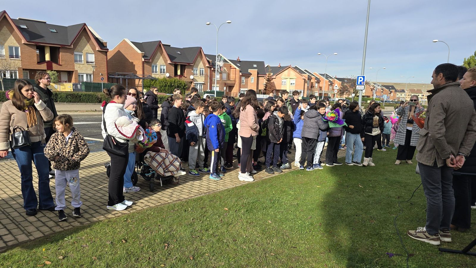 Ofrenda floral y lectura del manifiesto institucional por el Día Contra la Violencia de Género