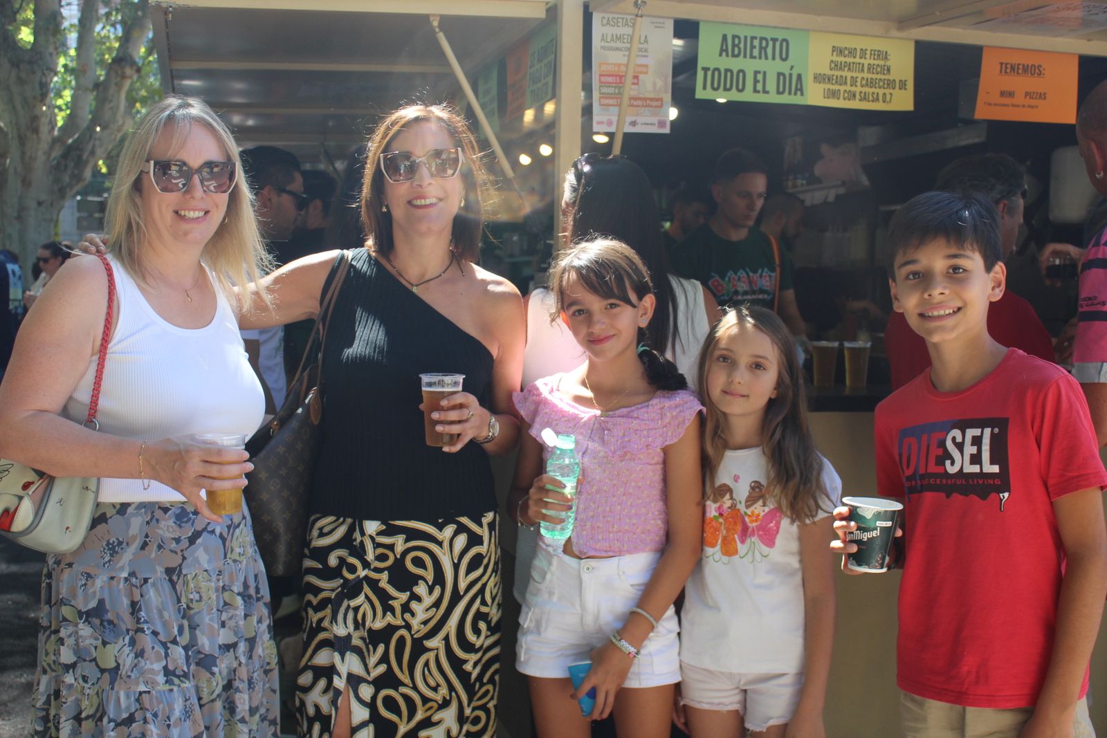 Ambiente en la Feria de Día en el mediodía de este sábado