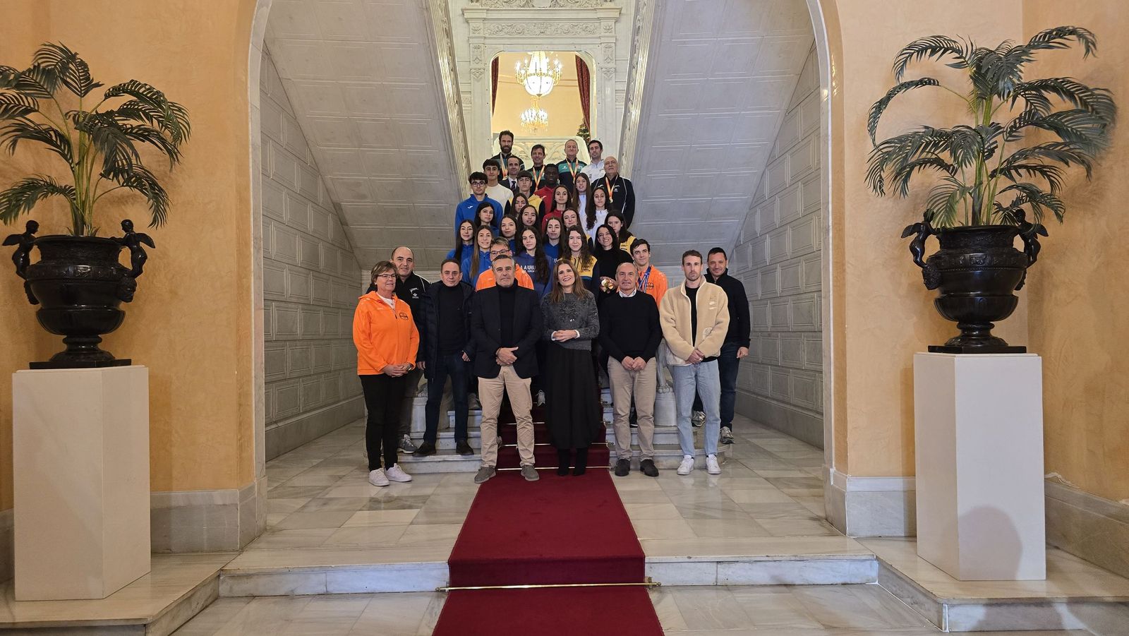 La concejala de Deportes, Almudena Parres, recibe a una representación del atletismo salmantino en homenaje a los éxitos cosechados durante este año