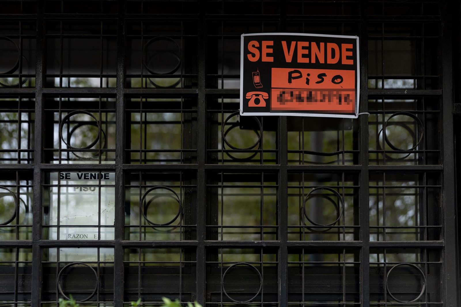 Vista de un cartel de 'Se vende' en un portal de un edificio en Madrid (España).   Eduardo Parra   Europa Press   Archivo