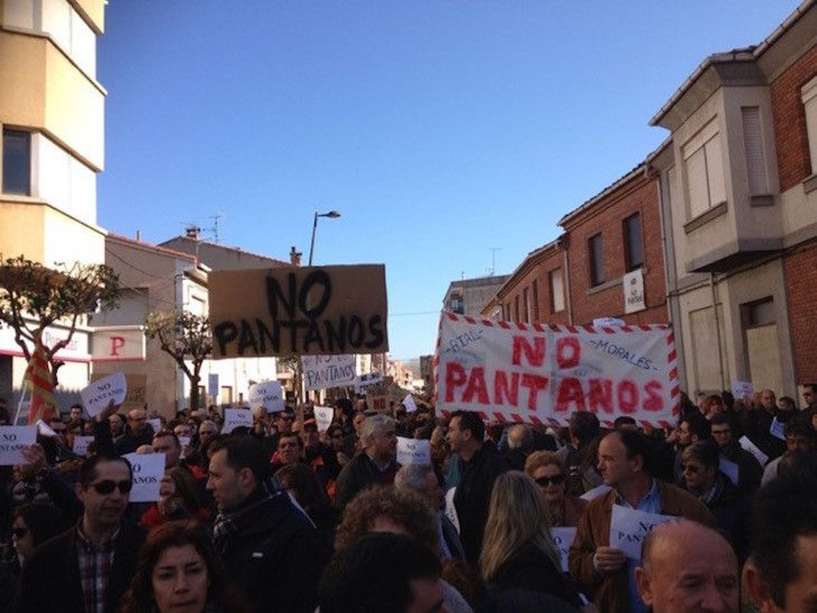 Una gran protesta en Carrizo enciende la mecha contra los pantanos del río Órbigo
