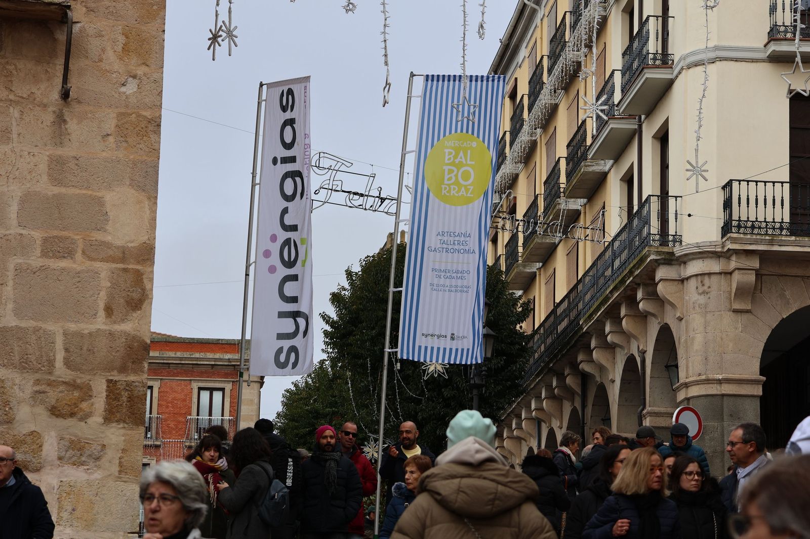 GALERÍA | El mercado de artesanos en la calle Balborraz como escaparate del producto local