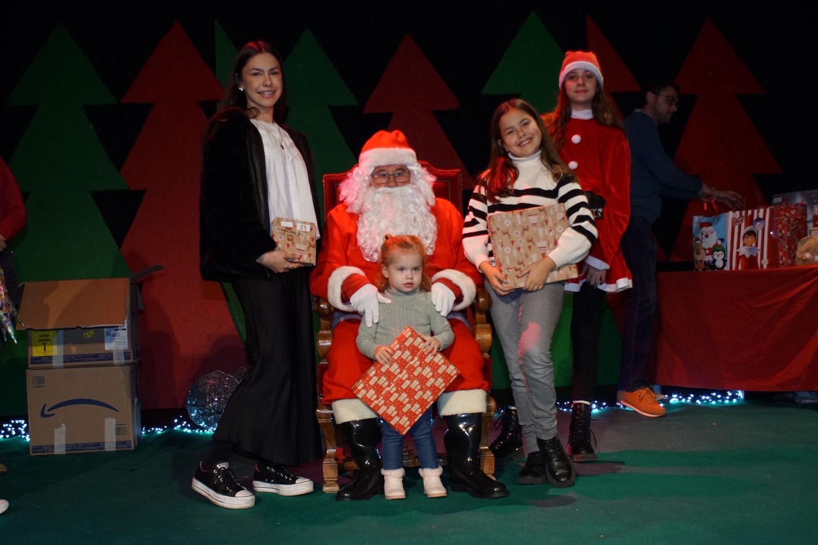 Papá Noel recorre las calles de Alba de Tormes y entrega regalos a los niños